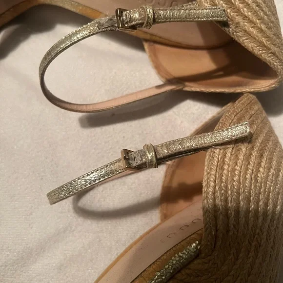 Gucci Gold Wedge Shoes for Elegant Occasions - Picture 5 of 10